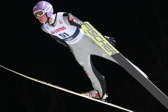 Andreas Wellinger springt in Wisla auf 127,5 Meter.