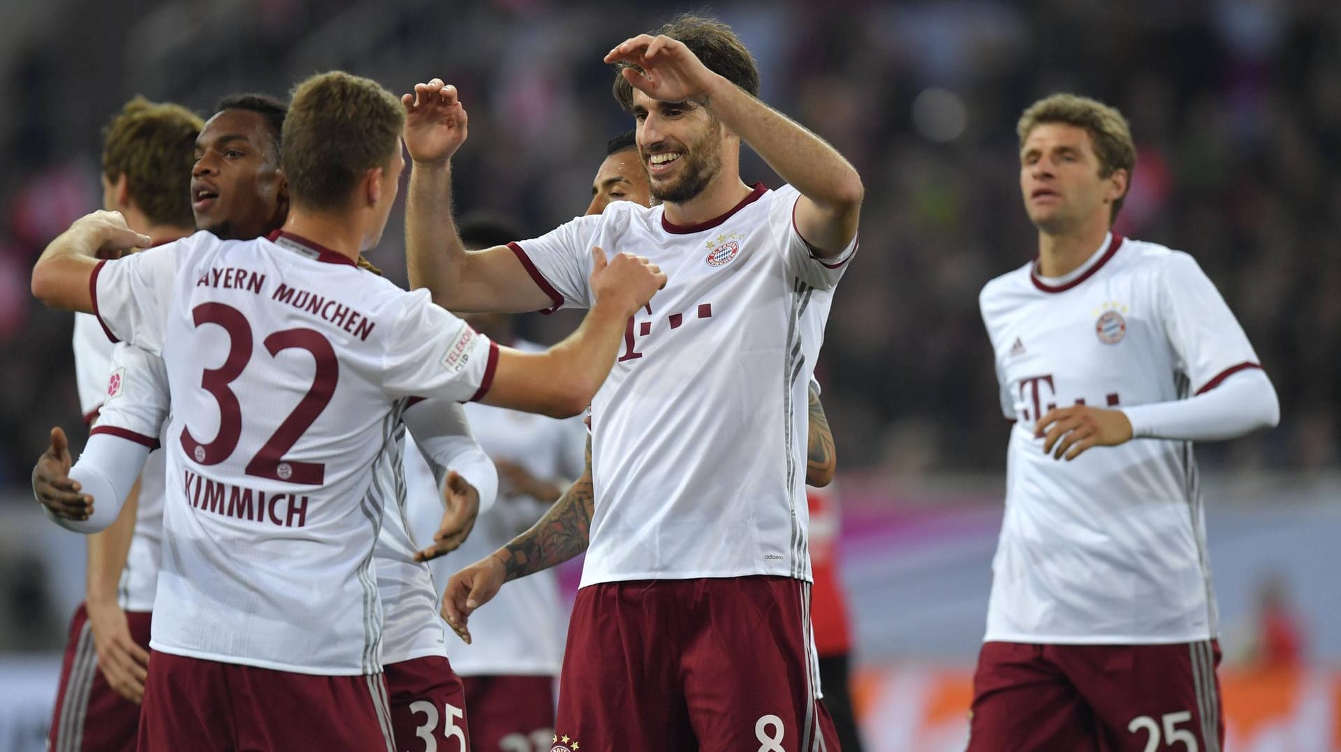 So sehen Sieger aus: Der FC Bayern München hat zum dritten Mal den Telekom Cup gewonnen. So sehen Sieger aus: Der FC Bayern München hat zum dritten Mal den Telekom Cup gewonnen.