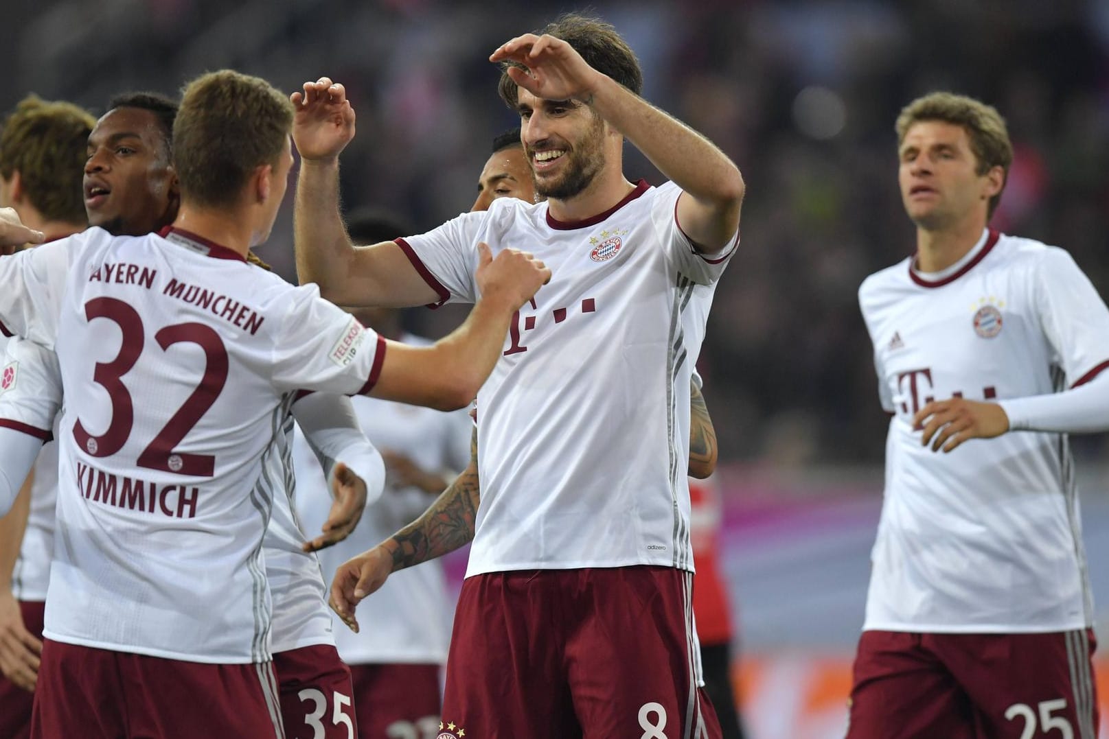 So sehen Sieger aus: Der FC Bayern München hat zum dritten Mal den Telekom Cup gewonnen.