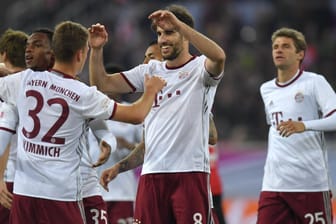 So sehen Sieger aus: Der FC Bayern München hat zum dritten Mal den Telekom Cup gewonnen.