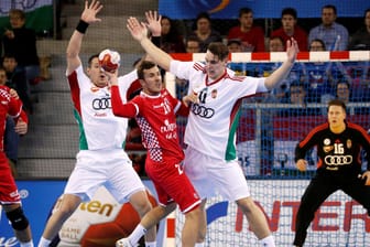 Abwehrarbeit: So sehr sich die Ungarn auch mühten. Die Niederlage bei der Handball-WM gegen Kroatien (am Ball Manuel Strlek) war nicht zu verhindern.