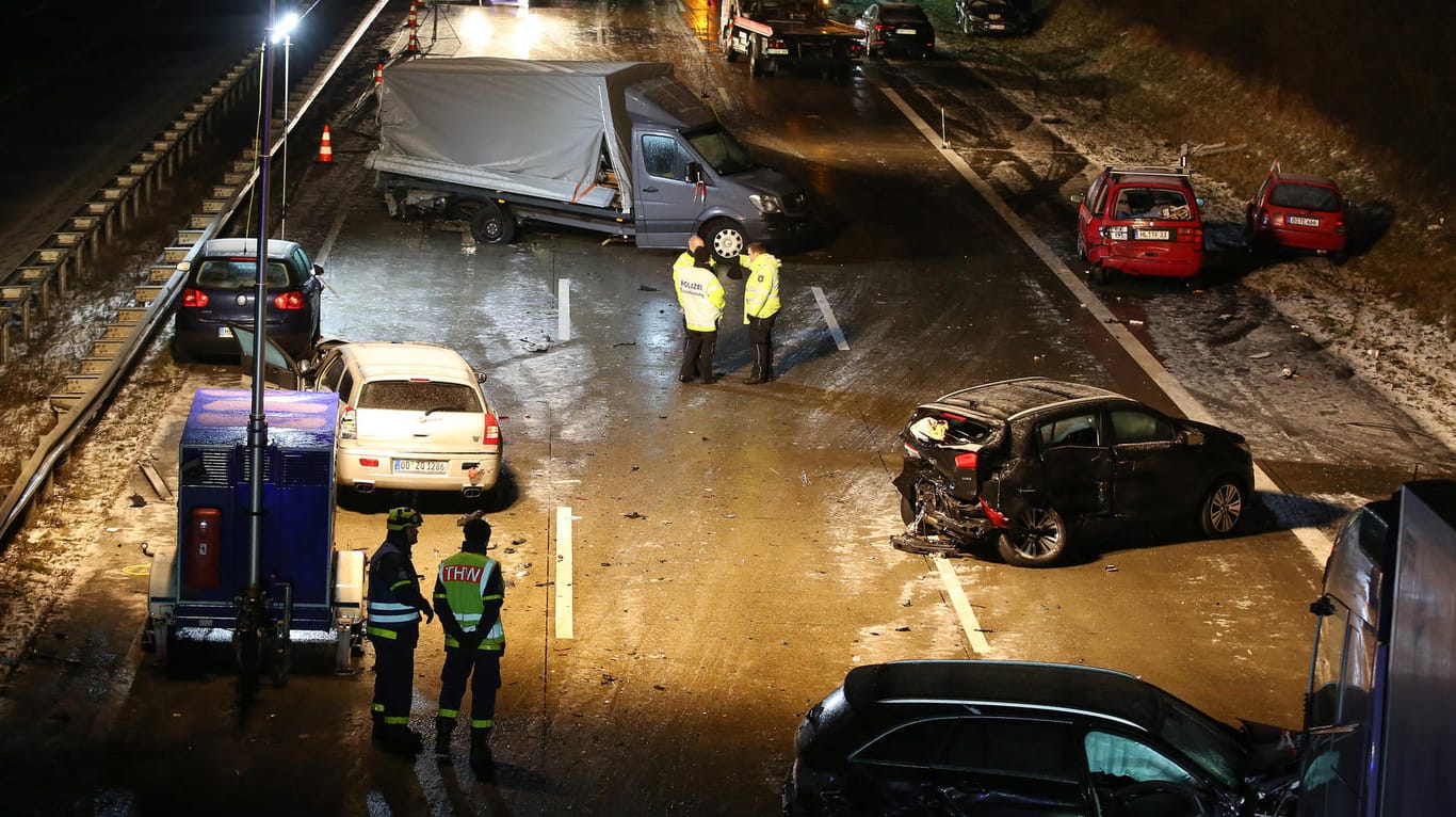 Bei einer Massenkarambolage auf der A1 zwischen Hamburg und Lübeck ist ein Mensch ums Leben gekommen.