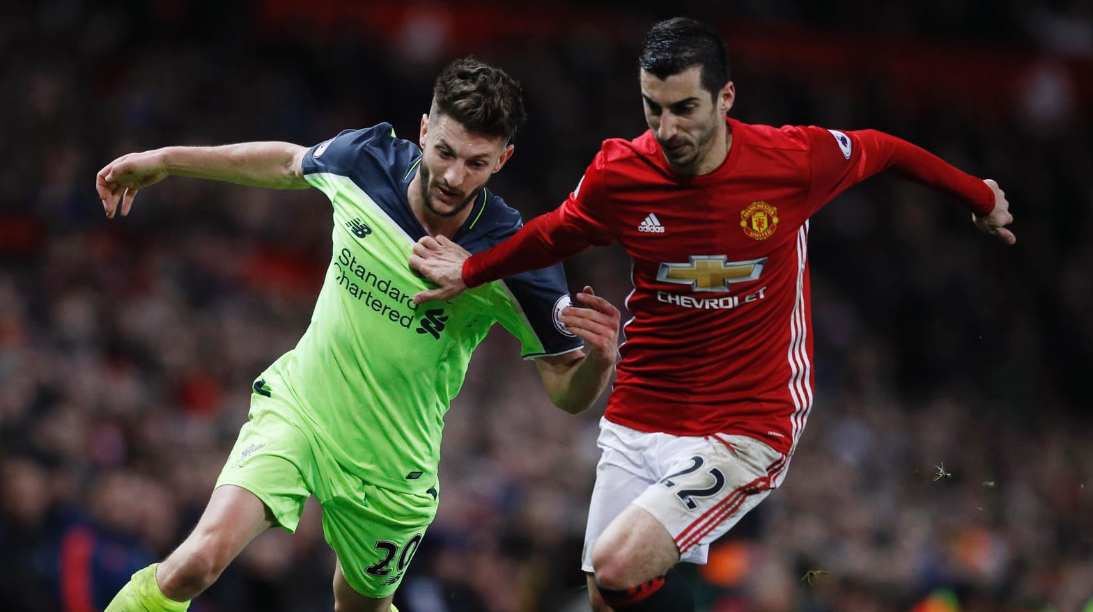 Liverpools Adam Lallana (li.) im Laufduell mit Manchester Uniteds Henrikh Mkhitaryan. Liverpools Adam Lallana (li.) im Laufduell mit Manchester Uniteds Henrikh Mkhitaryan.