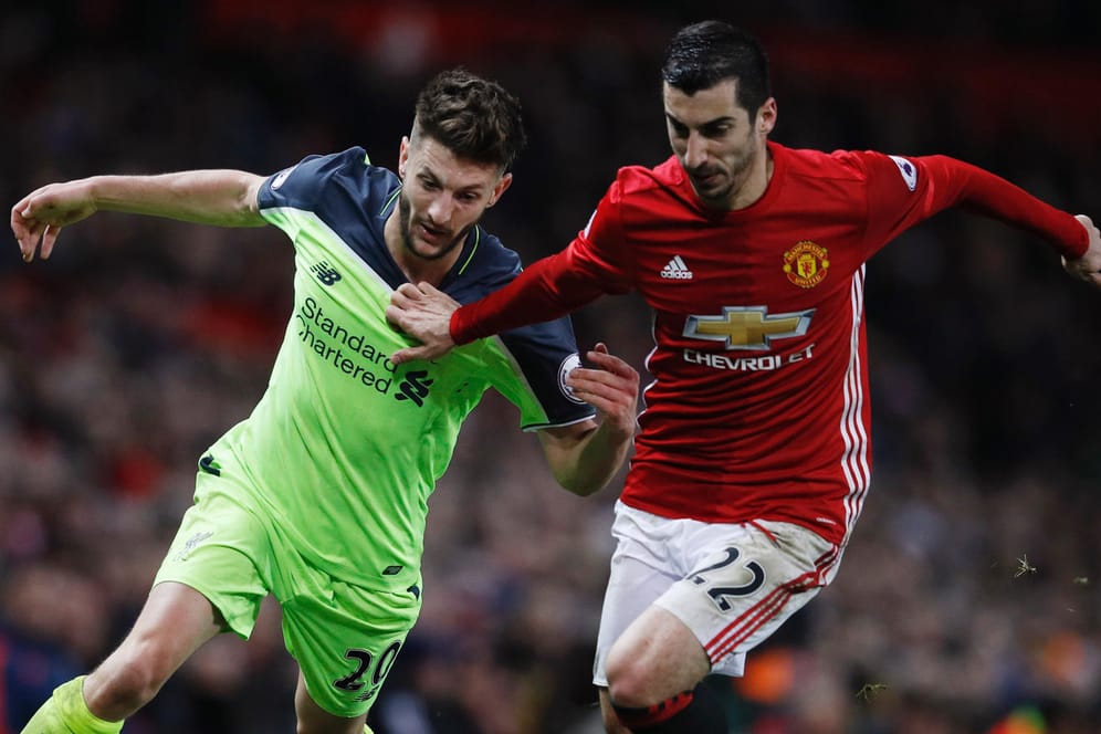 Liverpools Adam Lallana (li.) im Laufduell mit Manchester Uniteds Henrikh Mkhitaryan.