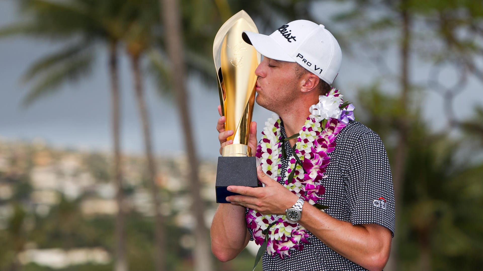 Justin Thomas küsst seine Trophäe des Golfturniers in Honolulu.