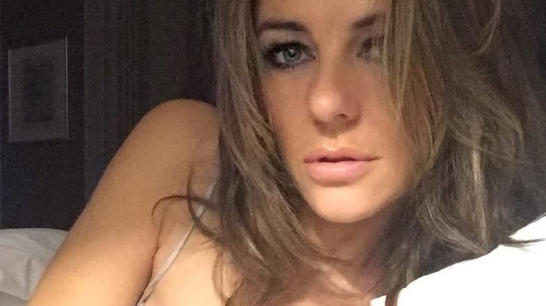 Elizabeth Hurley nimmt ihre Facebook-Fans mit in ihr Bett.