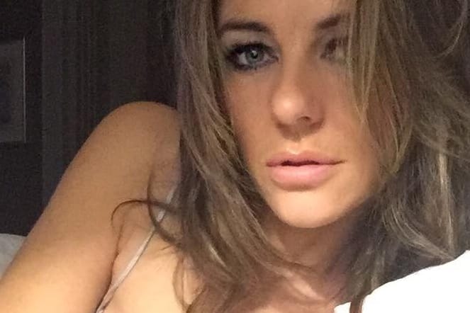 Elizabeth Hurley nimmt ihre Facebook-Fans mit in ihr Bett.