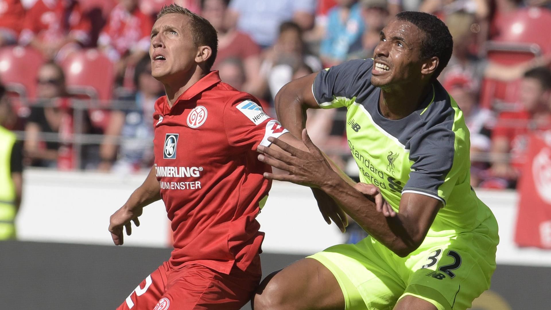 Auf die Dienste von Joel Matip - hier im Zweikampf mit dem Mainzer Pablo de Blasis (li.) - muss der FC Liverpool vorerst verzichten.