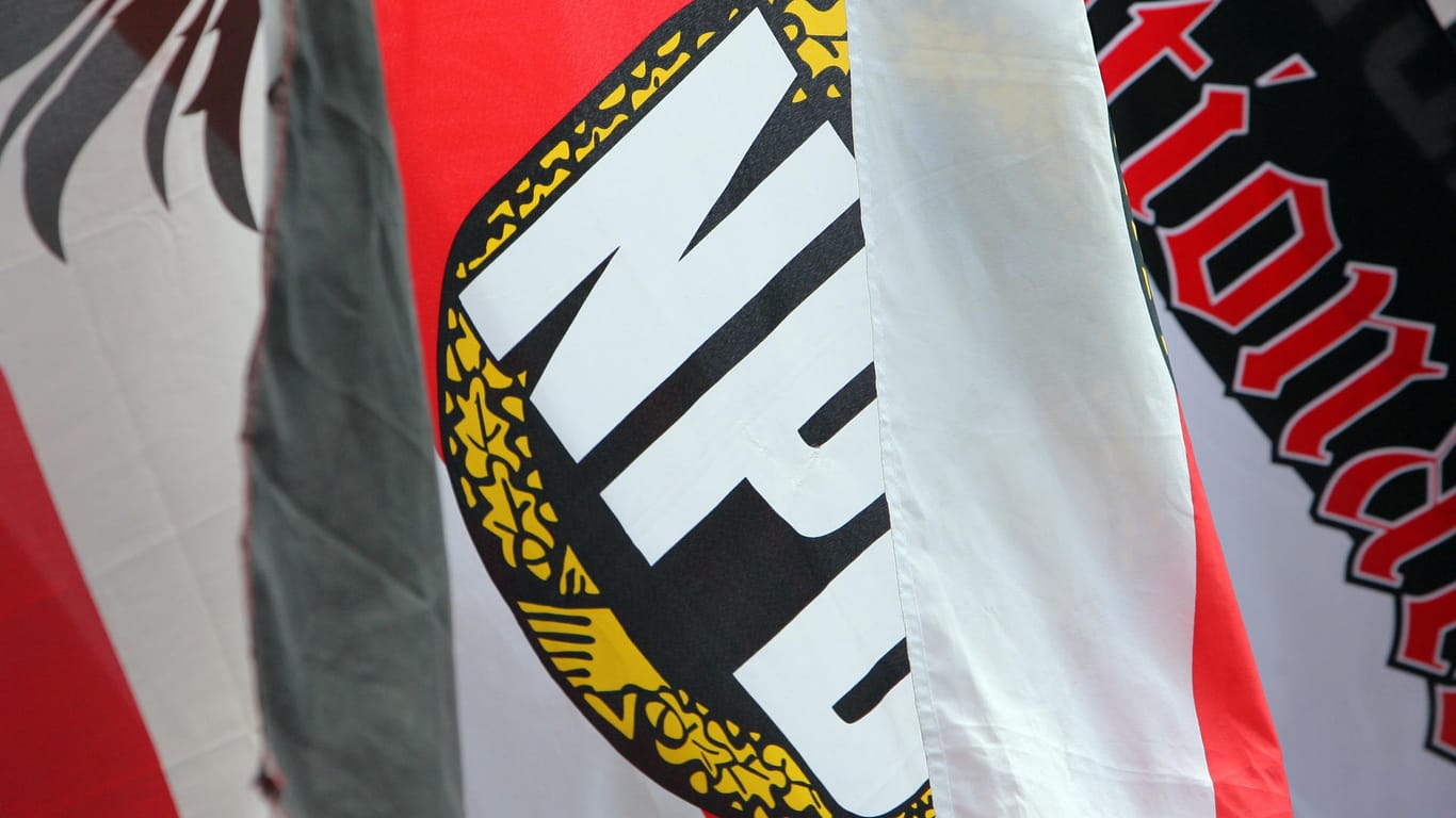 NPD Fahne: Verbietet Karlsruhe die Partei?