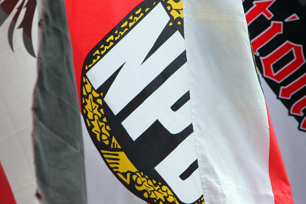 NPD Fahne: Verbietet Karlsruhe die Partei?