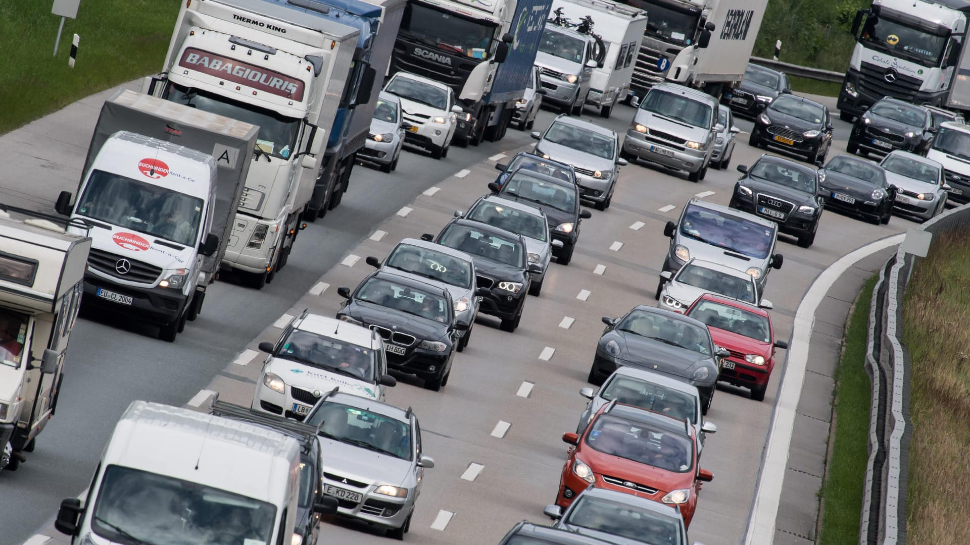 Dicht an dicht rollen LKWs und PKWs über die Autobahn.