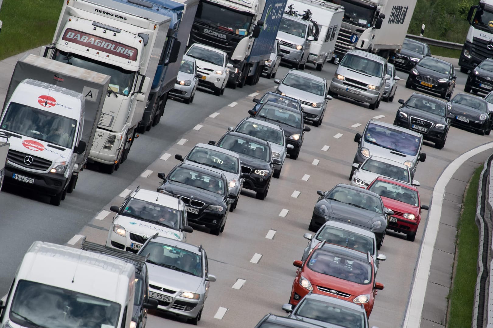 Dicht an dicht rollen LKWs und PKWs über die Autobahn.