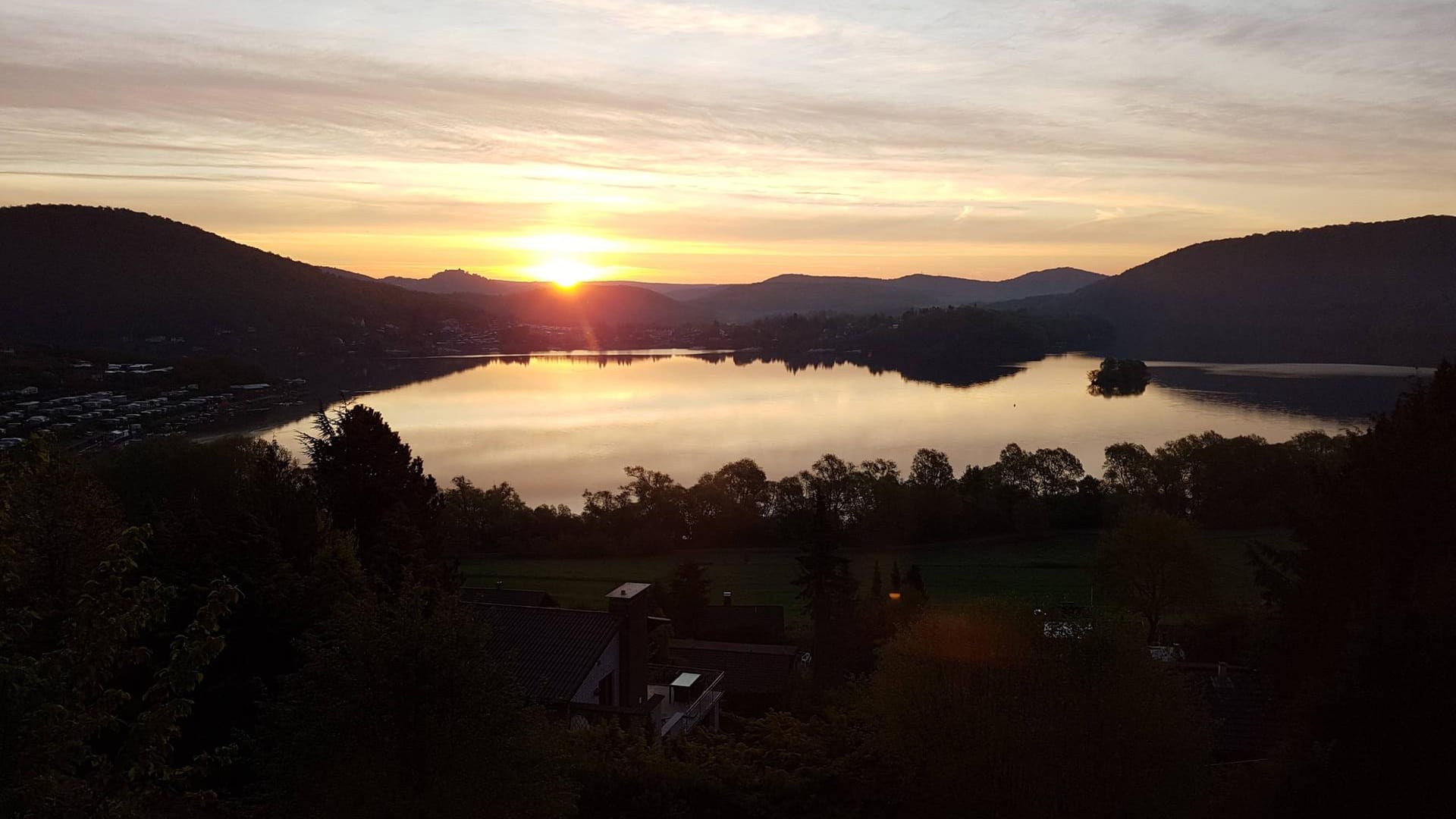 Blick auf den Edersee. Der Wanderweg "Eddis Edersee Erlebnistour" gehört seit 2017 zu den "Qualitätswegen" des Deutschen Wanderverbands.