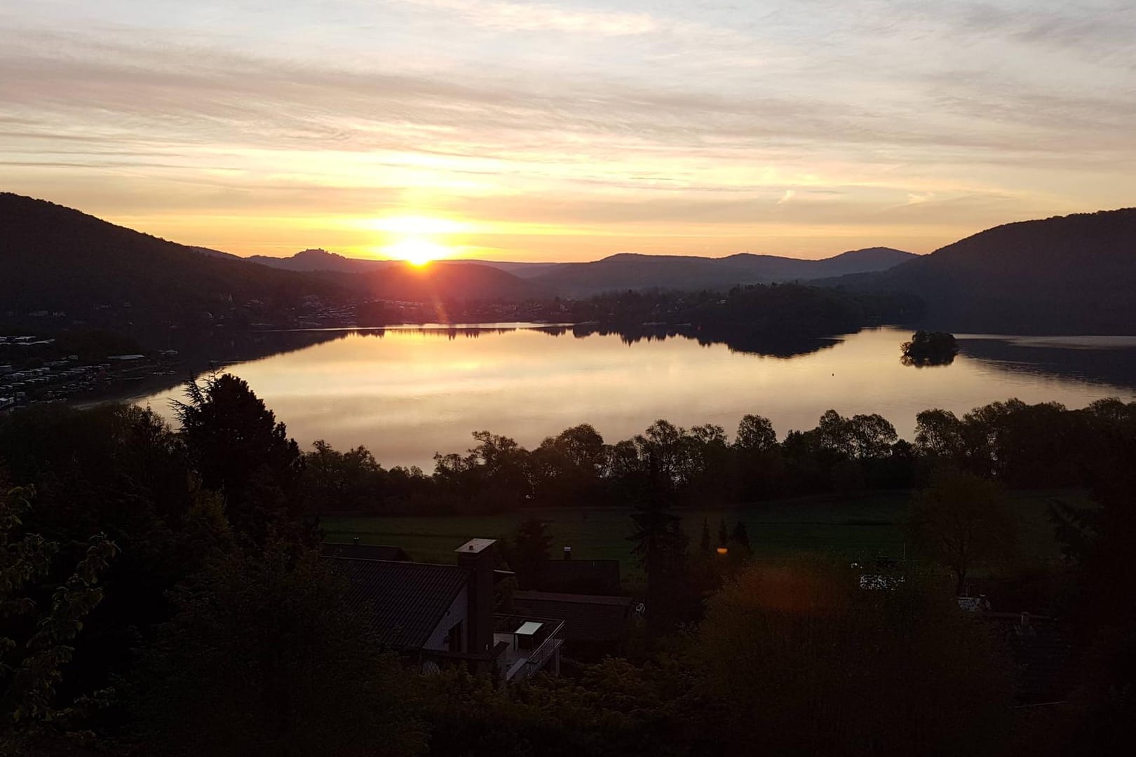 Blick auf den Edersee. Der Wanderweg "Eddis Edersee Erlebnistour" gehört seit 2017 zu den "Qualitätswegen" des Deutschen Wanderverbands.