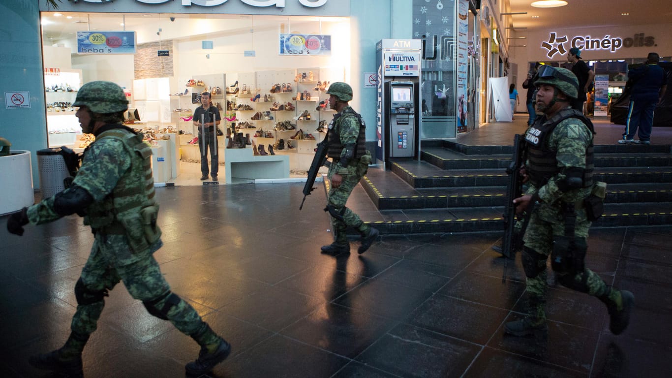 Soldaten nahe des Tatorts in Cancún.