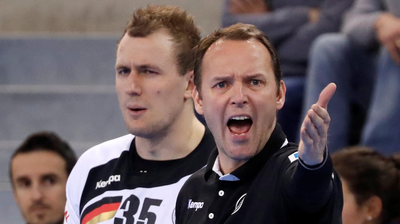 Deutschlands Trainer Dagur Sigurdsson (re.) poltert, Rückraumpieler Julius Kühn blickt skeptisch drein.