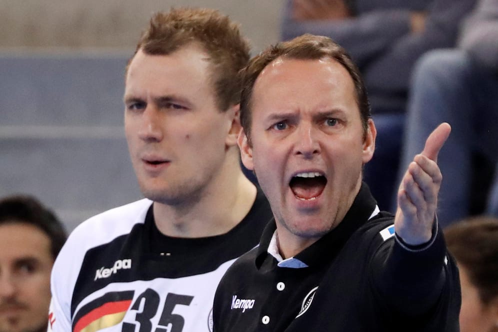 Deutschlands Trainer Dagur Sigurdsson (re.) poltert, Rückraumpieler Julius Kühn blickt skeptisch drein.