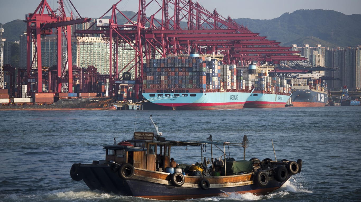 Container im Hafen von Hongkong in China.