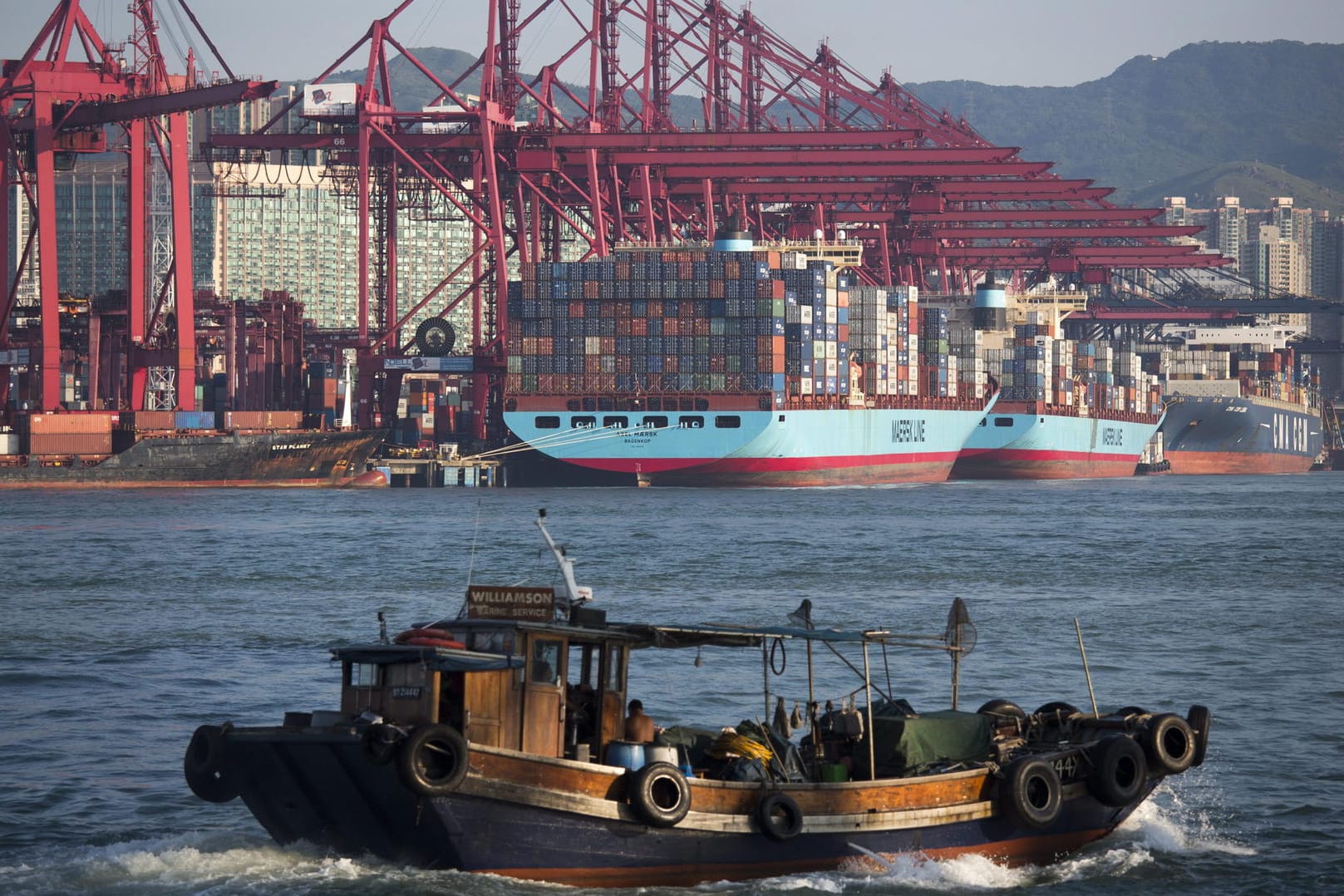 Container im Hafen von Hongkong in China.