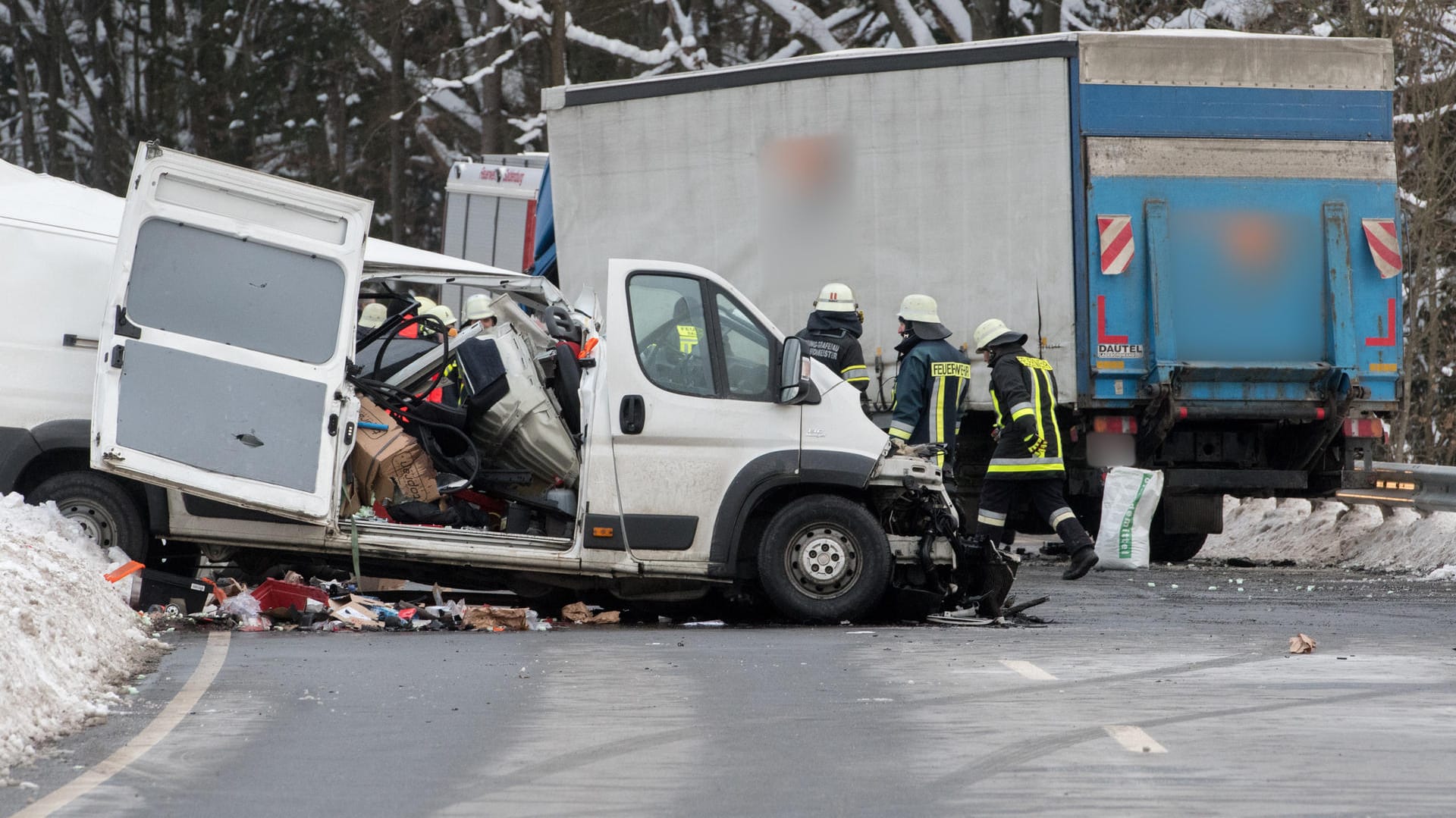 Völlig demoliert: ein Kleintransporter und ein Lastwagen auf der Bundesstraße 85 nahe Saldenburg (Bayern). Völlig demoliert: ein Kleintransporter und ein Lastwagen auf der Bundesstraße 85 nahe Saldenburg (Bayern).