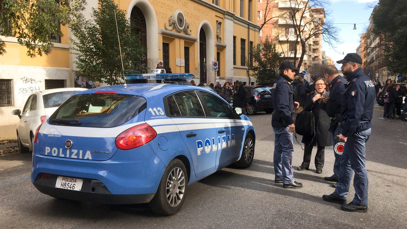 Polizisten vor einer Schule in Rom, die nach den Erdstößen vorsorglich evakuiert wurde.