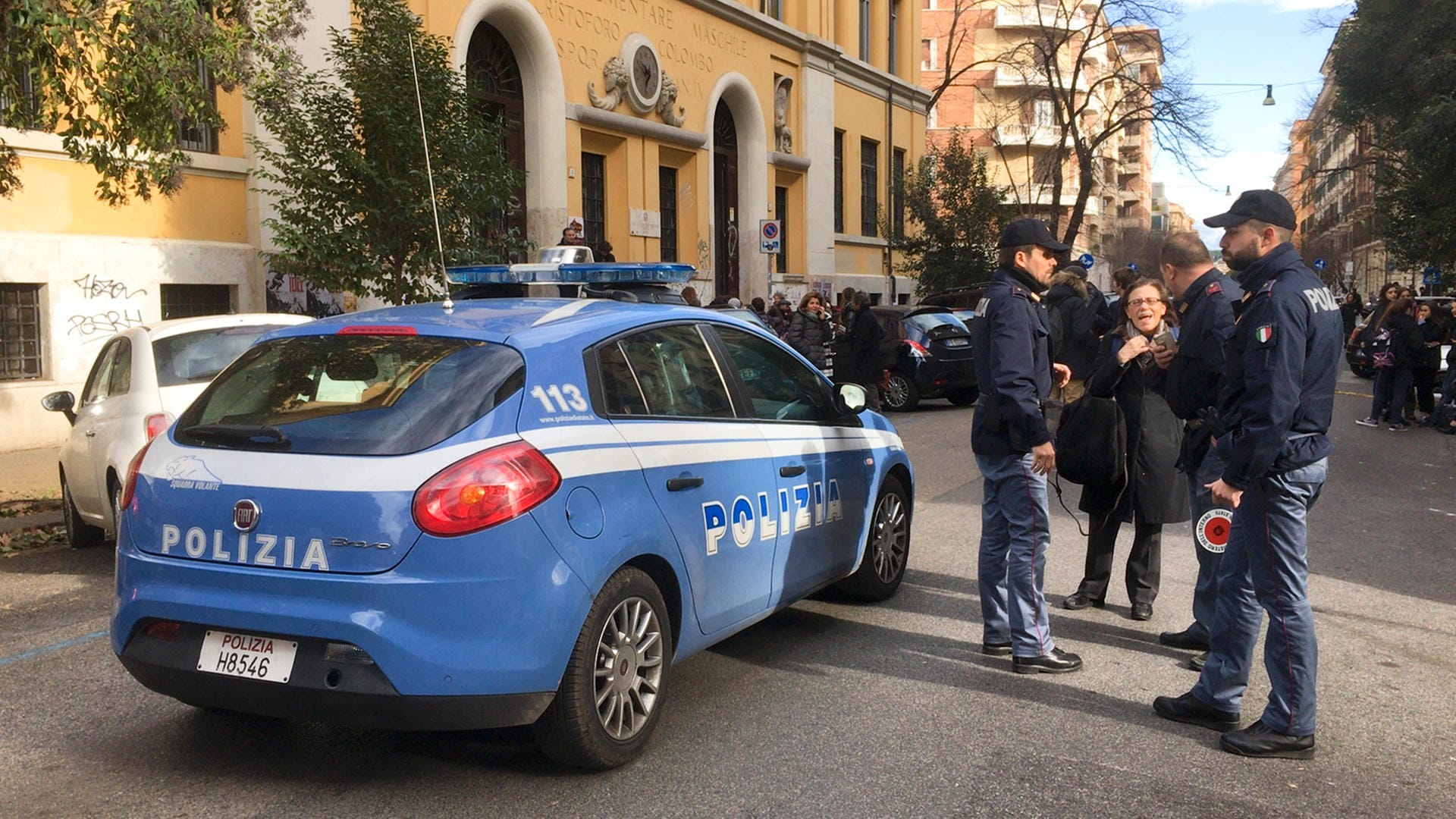 Polizisten vor einer Schule in Rom, die nach den Erdstößen vorsorglich evakuiert wurde. Polizisten vor einer Schule in Rom, die nach den Erdstößen vorsorglich evakuiert wurde.