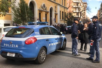 Polizisten vor einer Schule in Rom, die nach den Erdstößen vorsorglich evakuiert wurde.