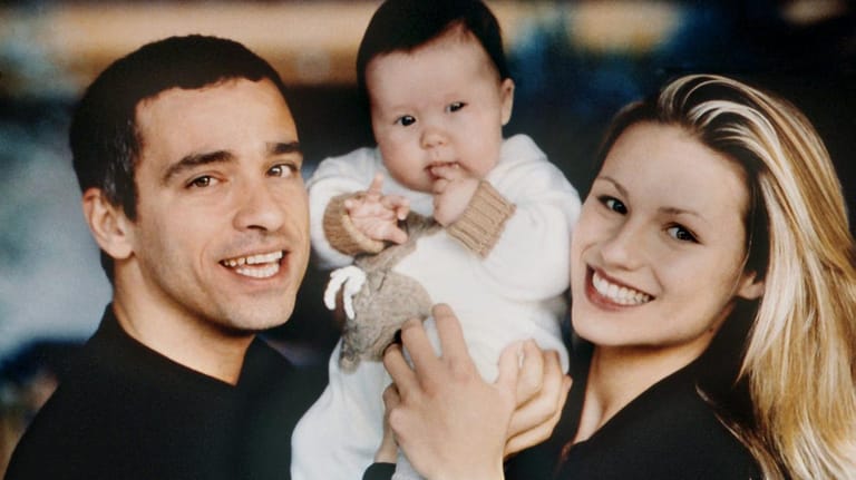 1997: Stolz zeigen Michelle Hunziker und Eros Ramazzotti ihre Tochter.