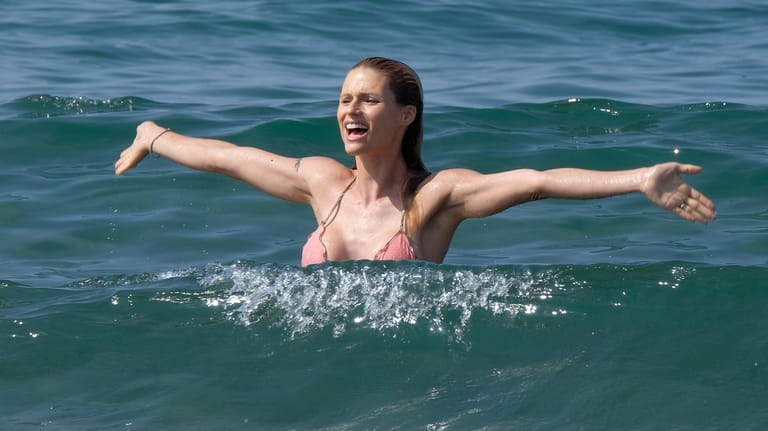 2016: Jedes Jahr zur Sommerzeit entzückt Michelle Hunziker ihre Fans mit sexy Bikini-Bildern vom Strand und beim Baden.