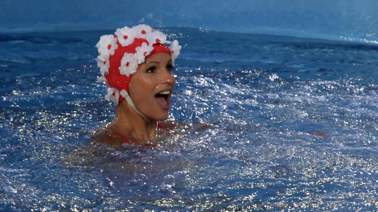 2009: Auch eine Blümchenbadekappe kann Michelle Hunziker nicht entstellen. Die Aufnahme entstand während der Sommer-"Wetten, dass..?"-Sendung auf Mallorca.