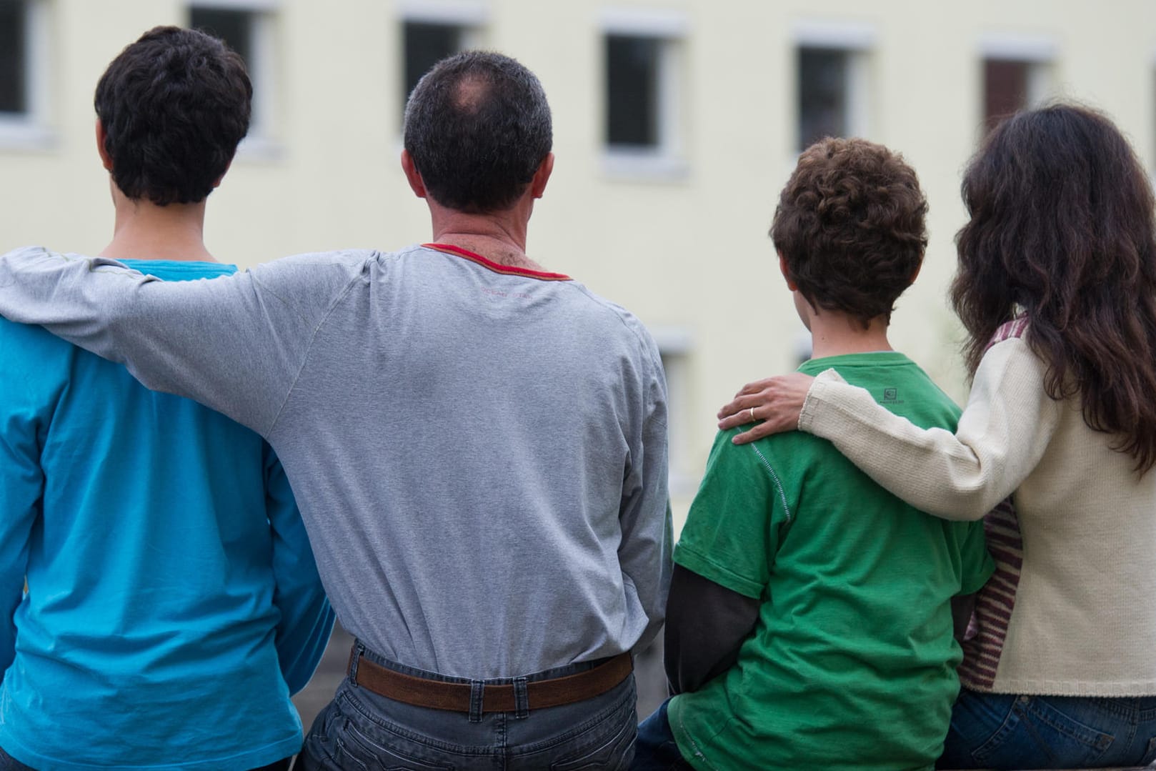 Eine syrische Familie vor einem Asylwohnheim in Eisenhüttenstadt.