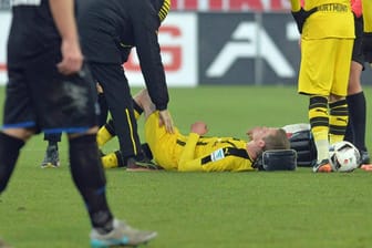 BVB-Pechvogel Sven Bender liegt uim Testspiel in Paderborn mit Schmerzen am Boden.