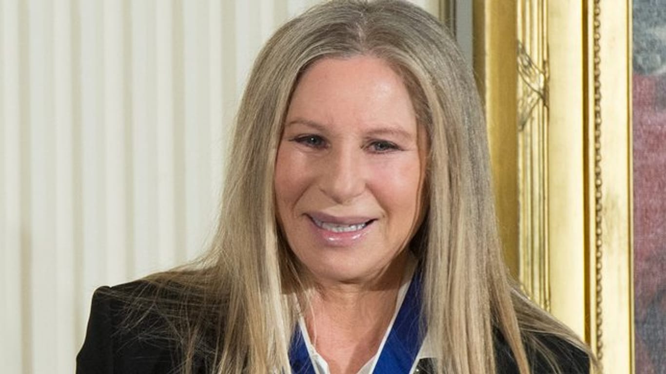 Clinton-Unterstützerin Barbra Streisand protestiert gegen Trump.
