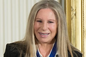 Clinton-Unterstützerin Barbra Streisand protestiert gegen Trump.