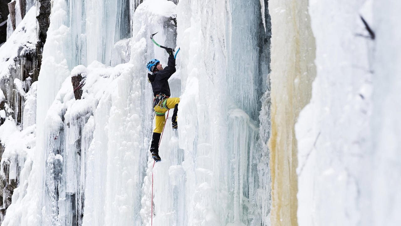 Ein solcher Vorstieg verlangt schon etwas Können. Doch die Grundlagen des Eiskletterns sind auch für Anfänger zu erlernen.