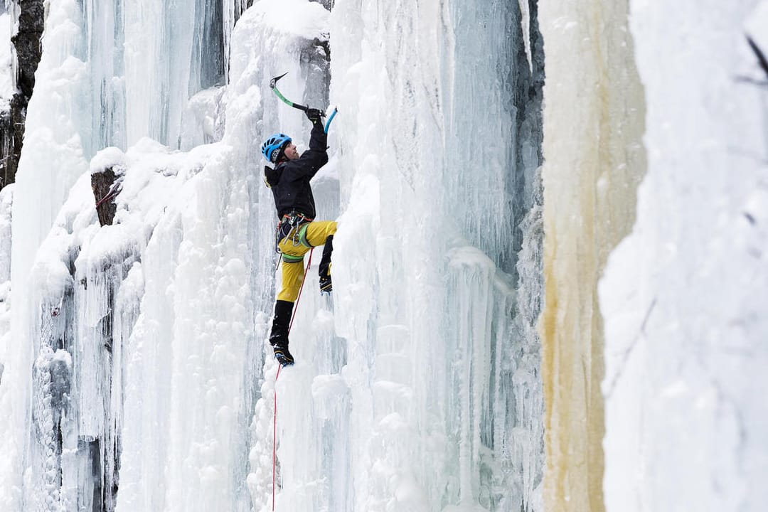 Ein solcher Vorstieg verlangt schon etwas Können. Doch die Grundlagen des Eiskletterns sind auch für Anfänger zu erlernen.