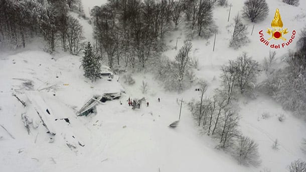 Komplett vom Schnee verschüttet: das Skifahrer-Hotel am Gran-Sasso-Berg.