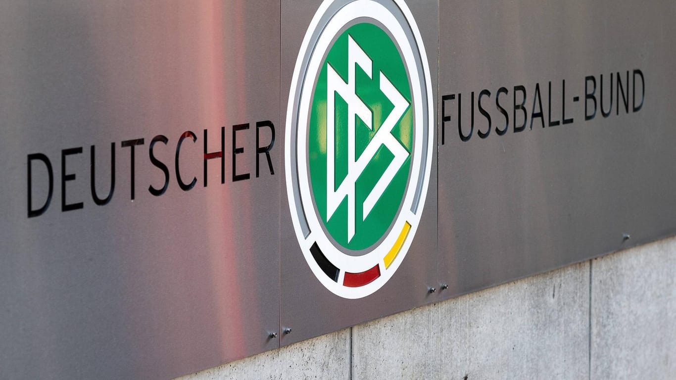Das DFB-Logo am Sitz des Verbandes in Frankfurt am Main