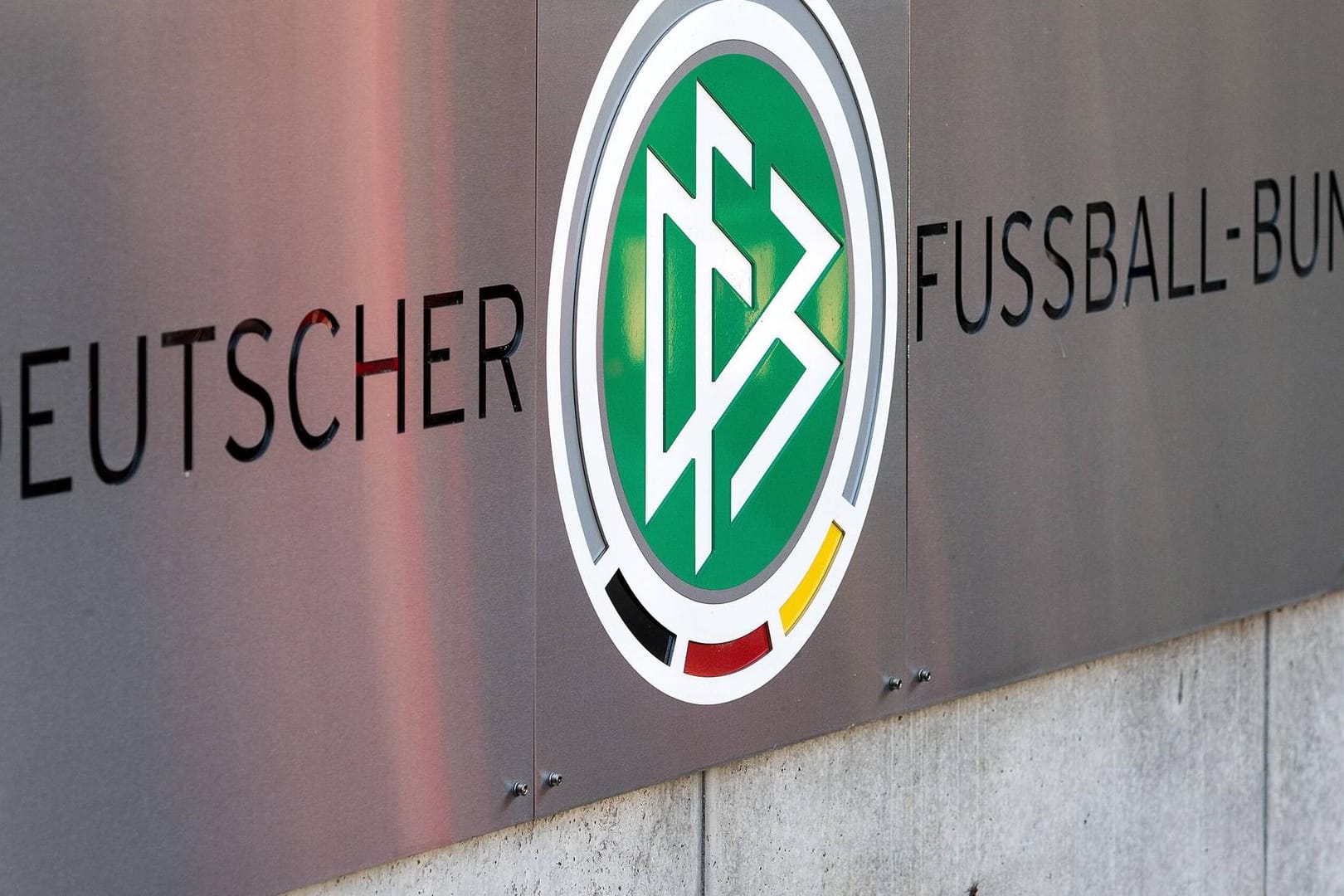 Das DFB-Logo am Sitz des Verbandes in Frankfurt am Main