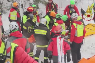 Feuerwehrleute haben Hinweise auf weitere Überlebende in den Trümmern des Hotels in Farindola erhalten.