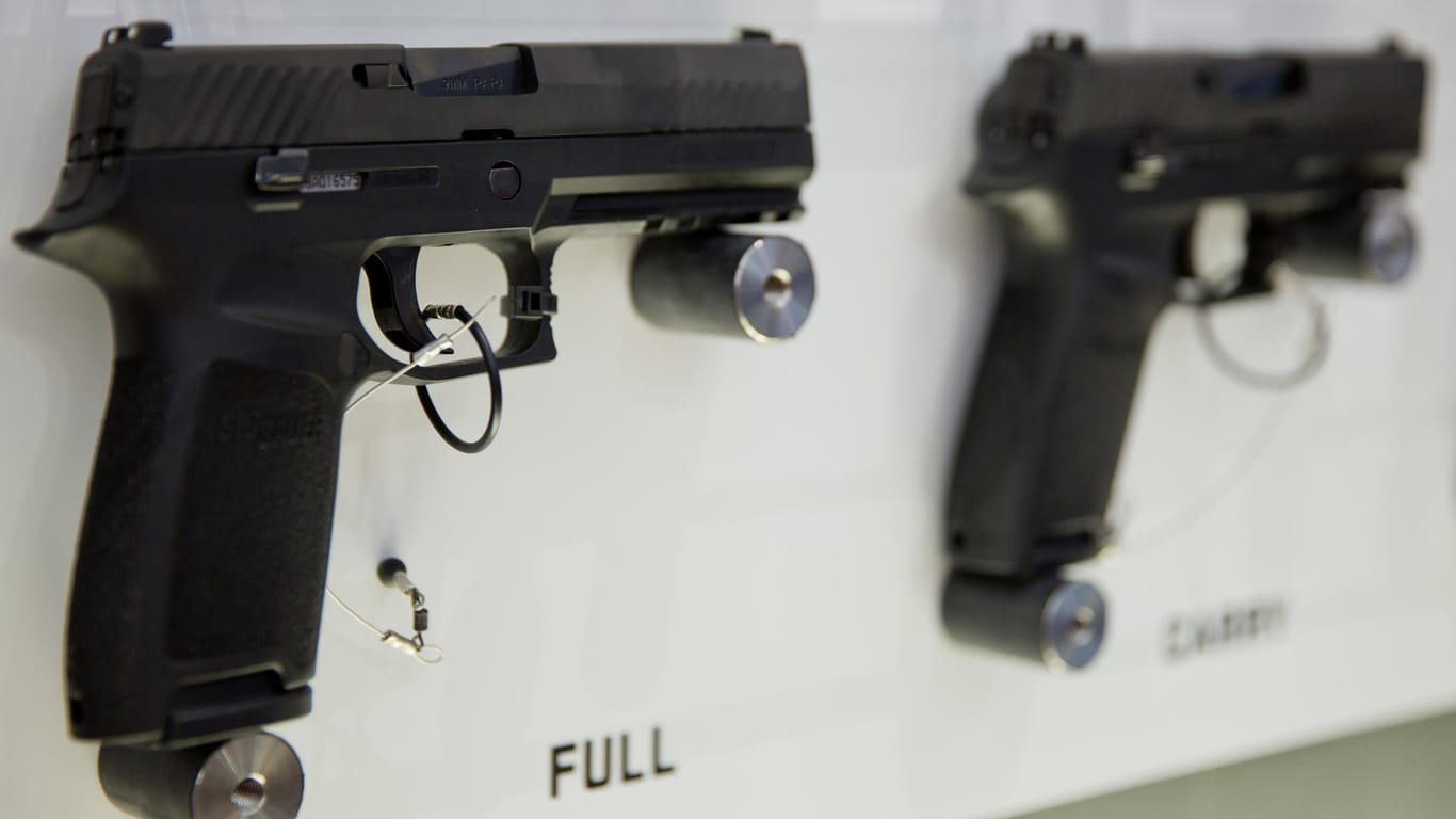 Unterschiedliche Ausführungen der Pistole vom Typ P320 des Waffenherstellers Sig Sauer auf einer Waffenmesse.