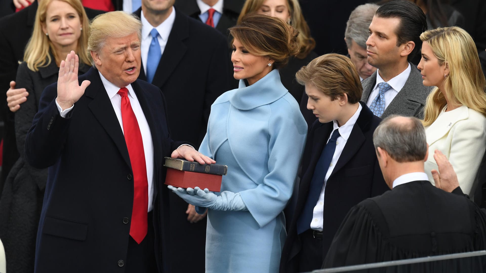 US-Präsident Donald Trump legt den Amtseid ab.