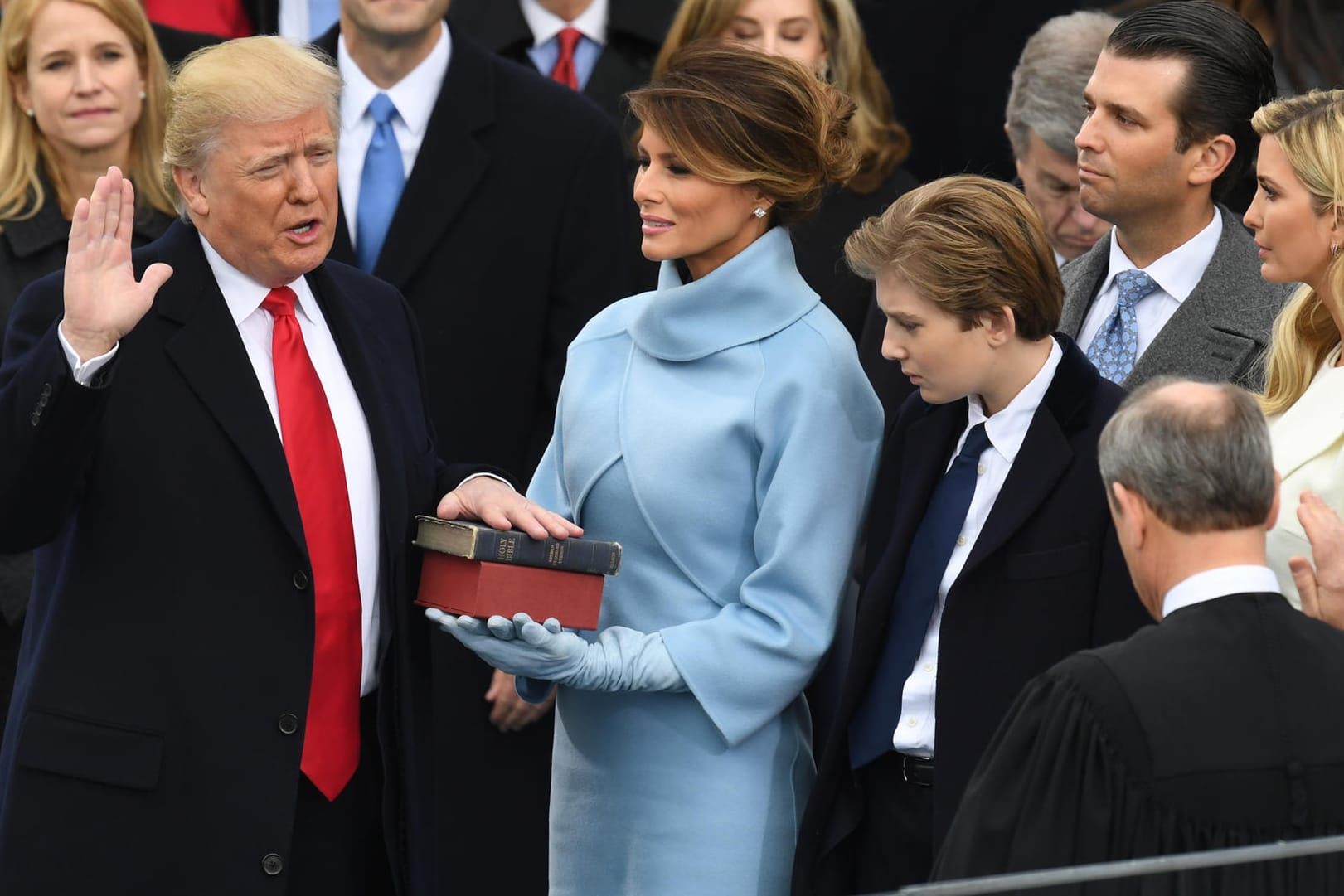 US-Präsident Donald Trump legt den Amtseid ab.
