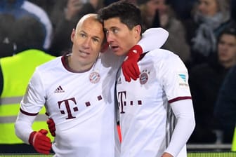 Die Müncher Arjen Robben (li.) und Robert Lewandowski sind nach dem späten Siegtreffer erleichtert.