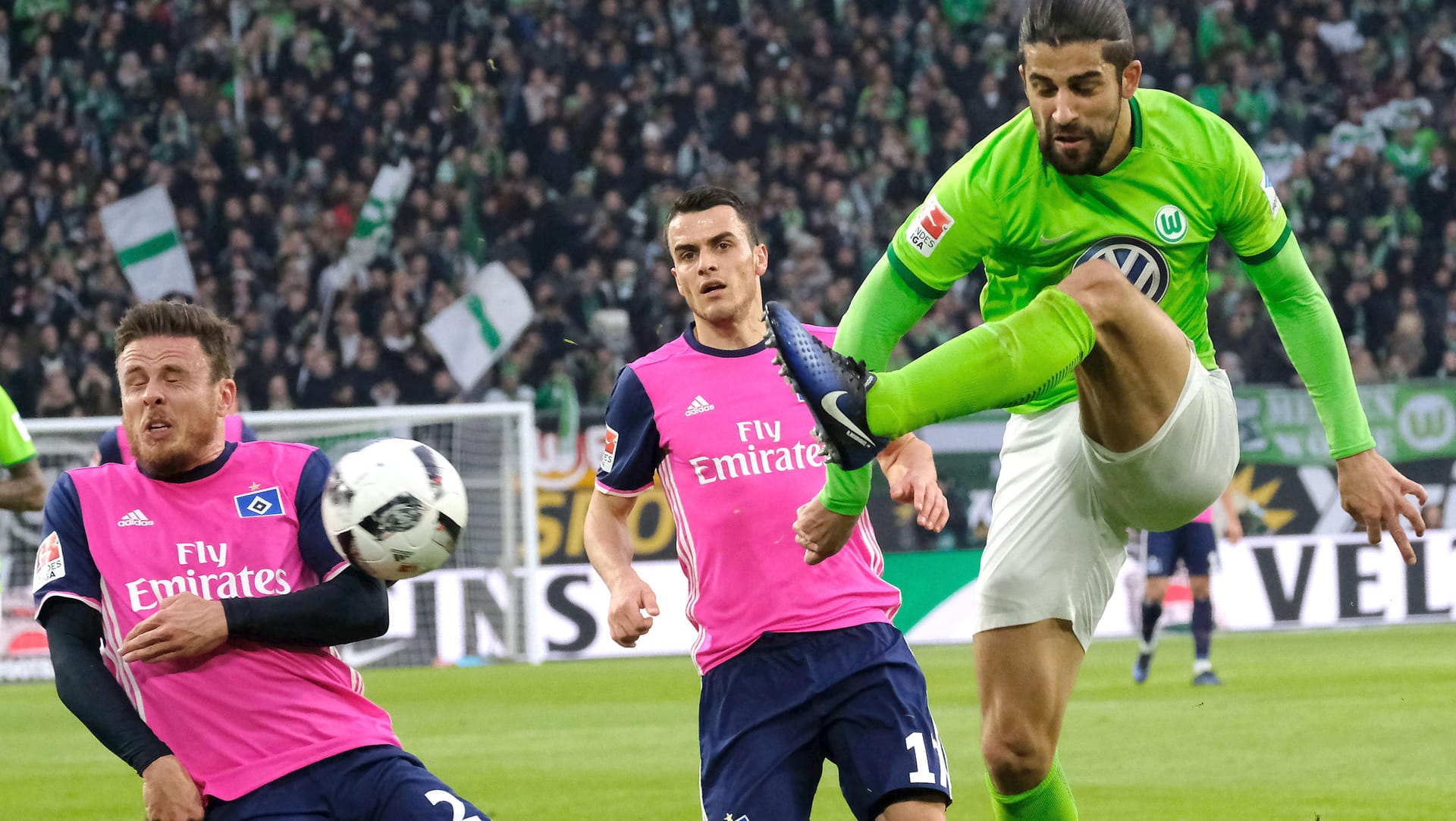 Wolfsburgs Ricardo Rodriguez (re.) spielt den Ball knapp vor den beiden HSV-Profis Nicolai Müller (li.) und Filip Kostic.