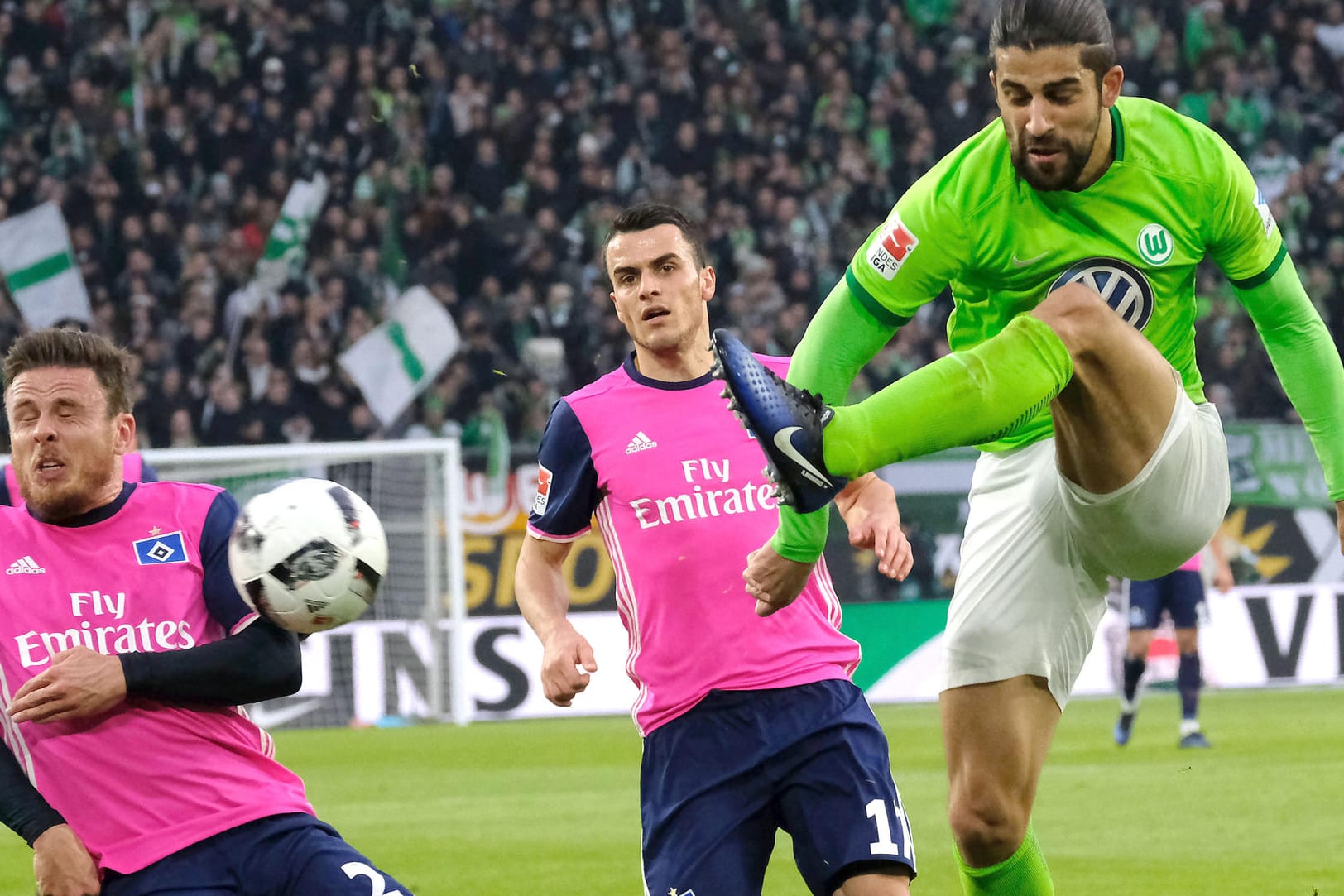 Wolfsburgs Ricardo Rodriguez (re.) spielt den Ball knapp vor den beiden HSV-Profis Nicolai Müller (li.) und Filip Kostic.