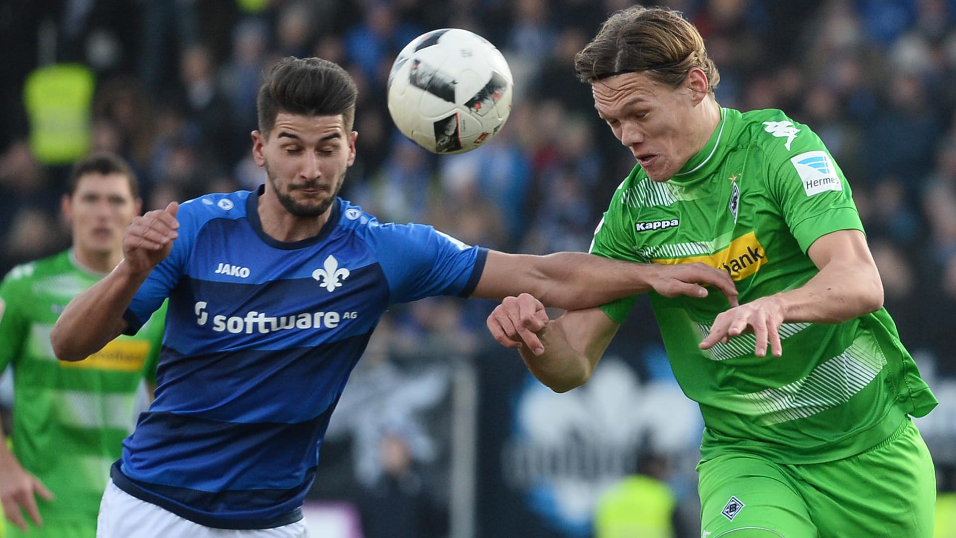 Darmstadts Antonio Colak (li.) im Kopfballduell mit Mönchengladbachs Jannik Vestergaard. Darmstadts Antonio Colak (li.) im Kopfballduell mit Mönchengladbachs Jannik Vestergaard.