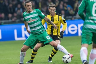 Bremens Max Kruse (li.) schirmt den Ball gegen BVB-Profi Lukasz Piszczek ab.