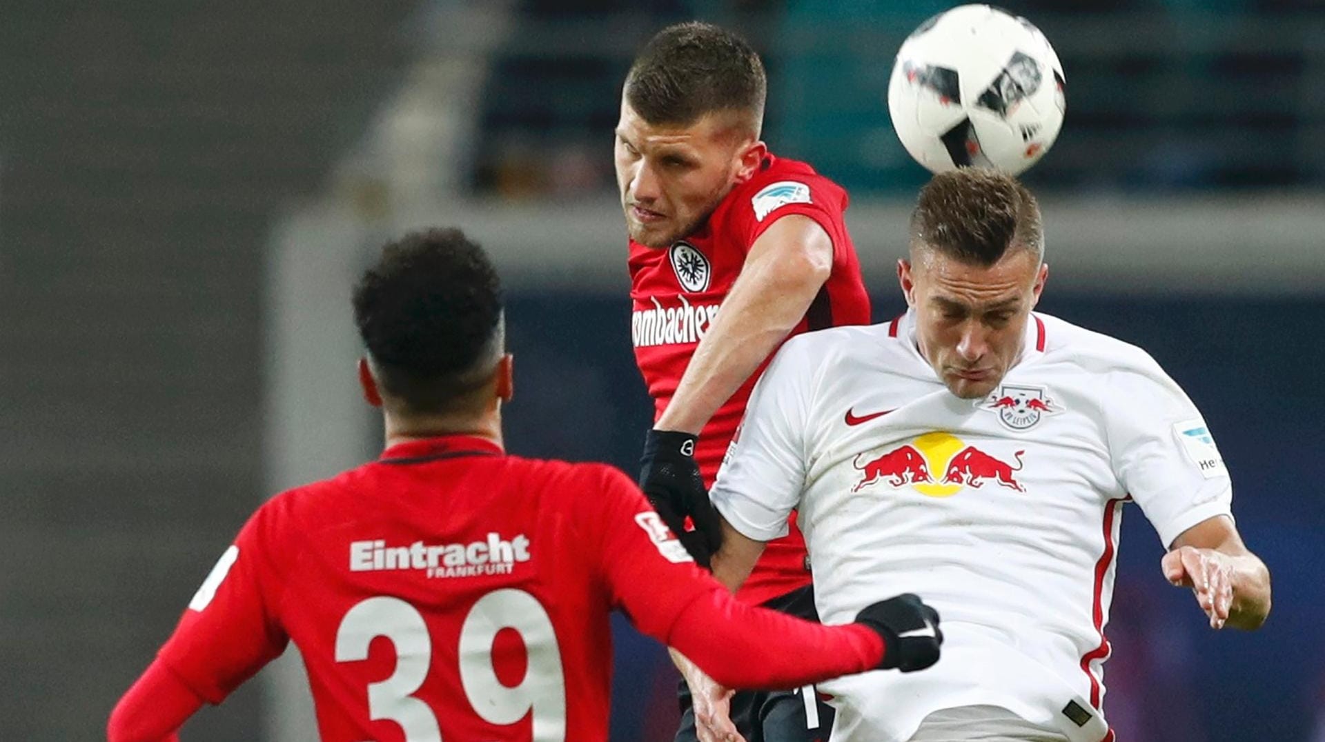 Stefan Ilsanker von RB Leipzig (re.) beim Kopfballduell mit dem Frankfurter Ante Rebic. Stefan Ilsanker von RB Leipzig (re.) beim Kopfballduell mit dem Frankfurter Ante Rebic.