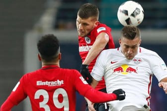 Stefan Ilsanker von RB Leipzig (re.) beim Kopfballduell mit dem Frankfurter Ante Rebic.